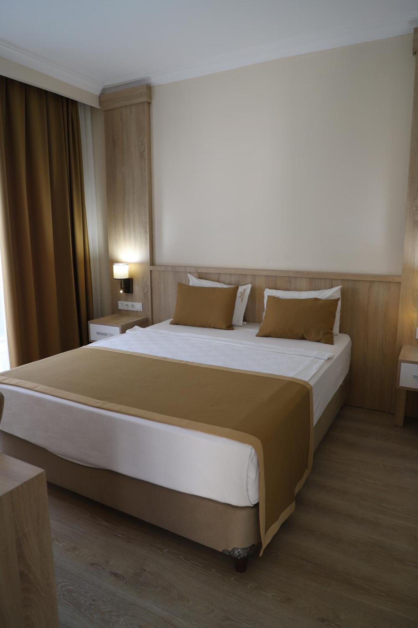 Hotel Lara Garden 2*