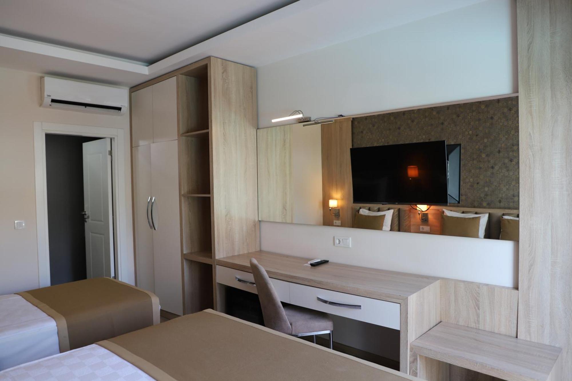 Hotel Lara Garden 2*