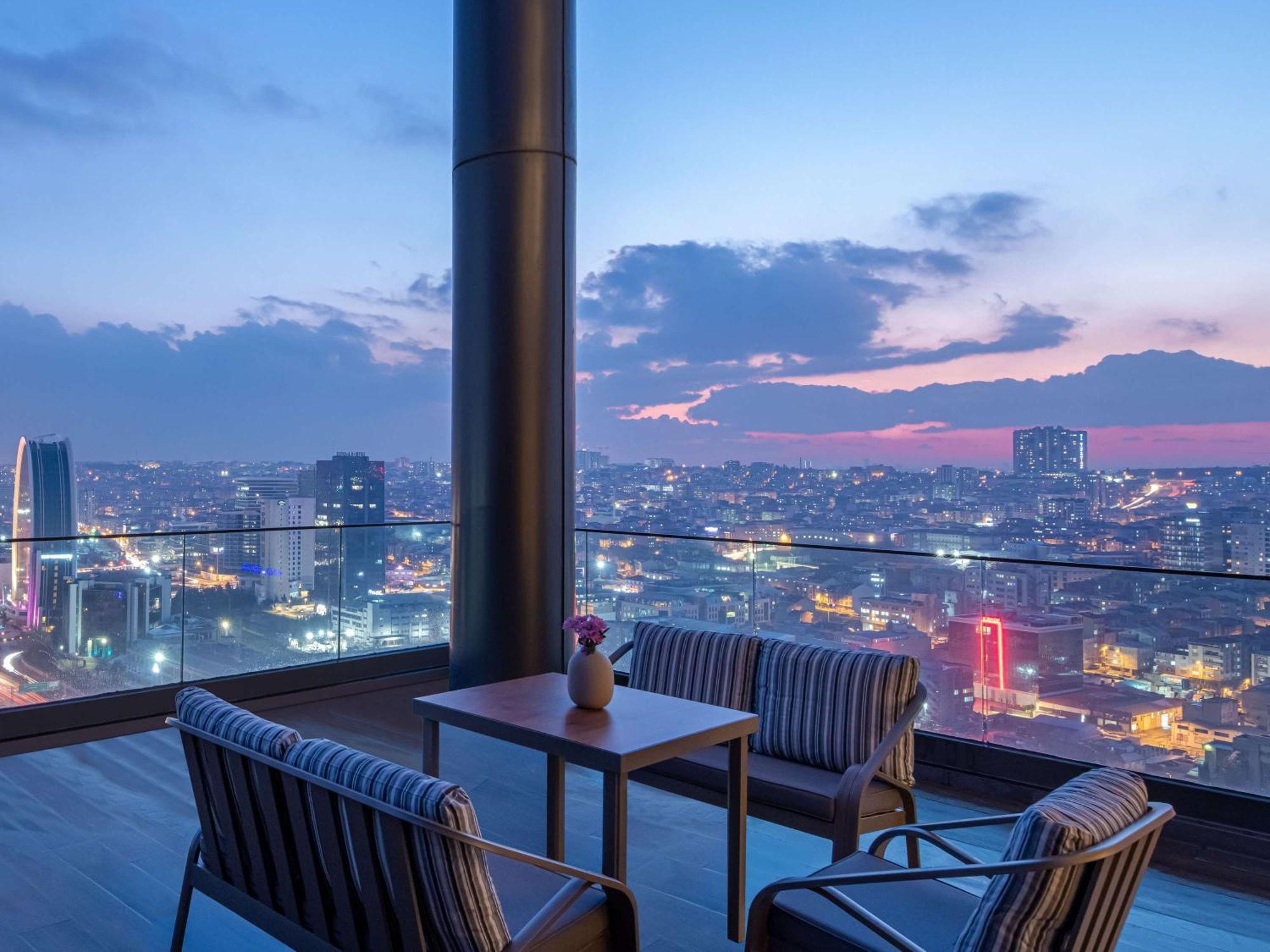 Hotel Movenpick Living West