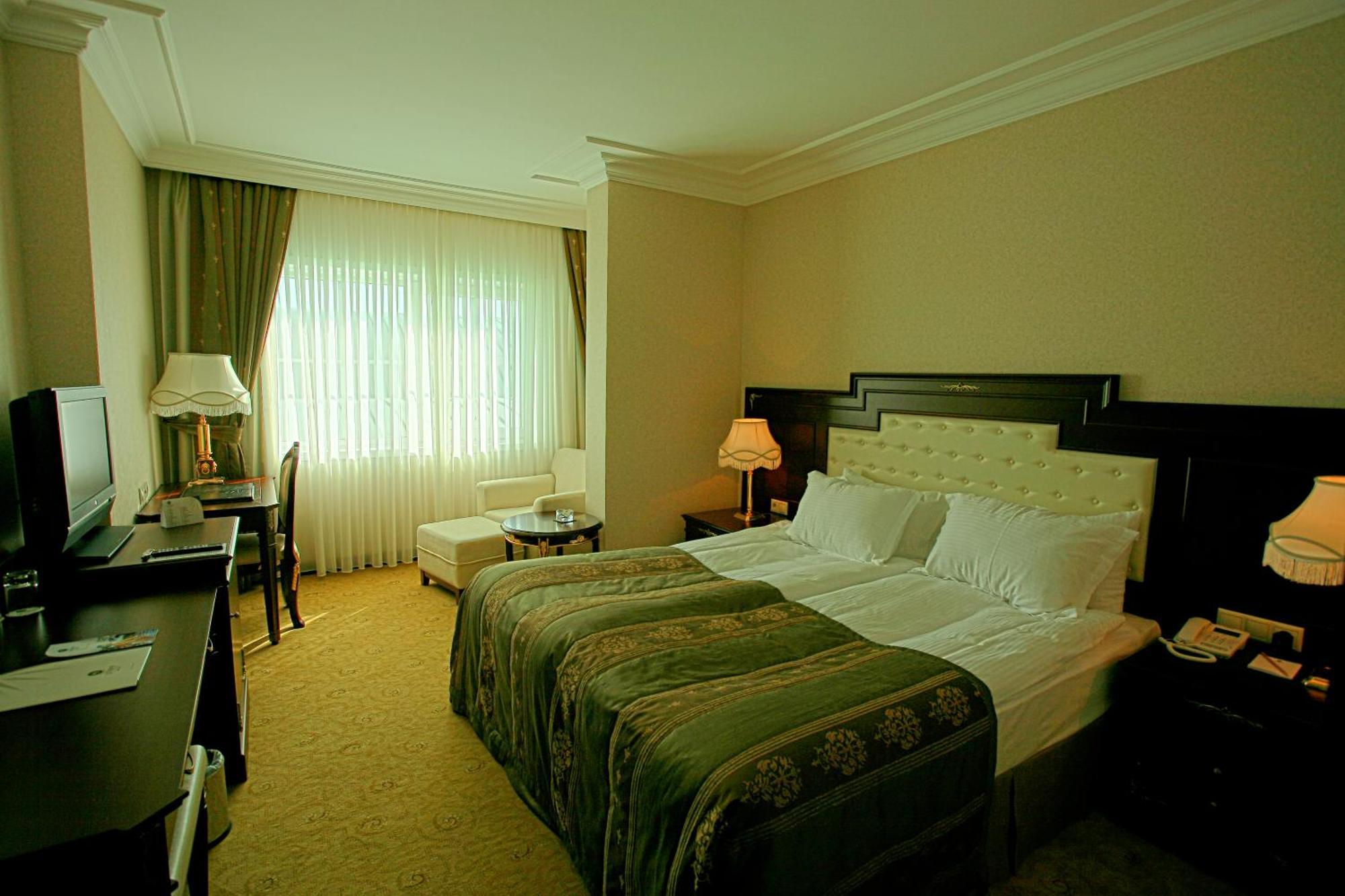 Latanya Palm & Airport Hotel
