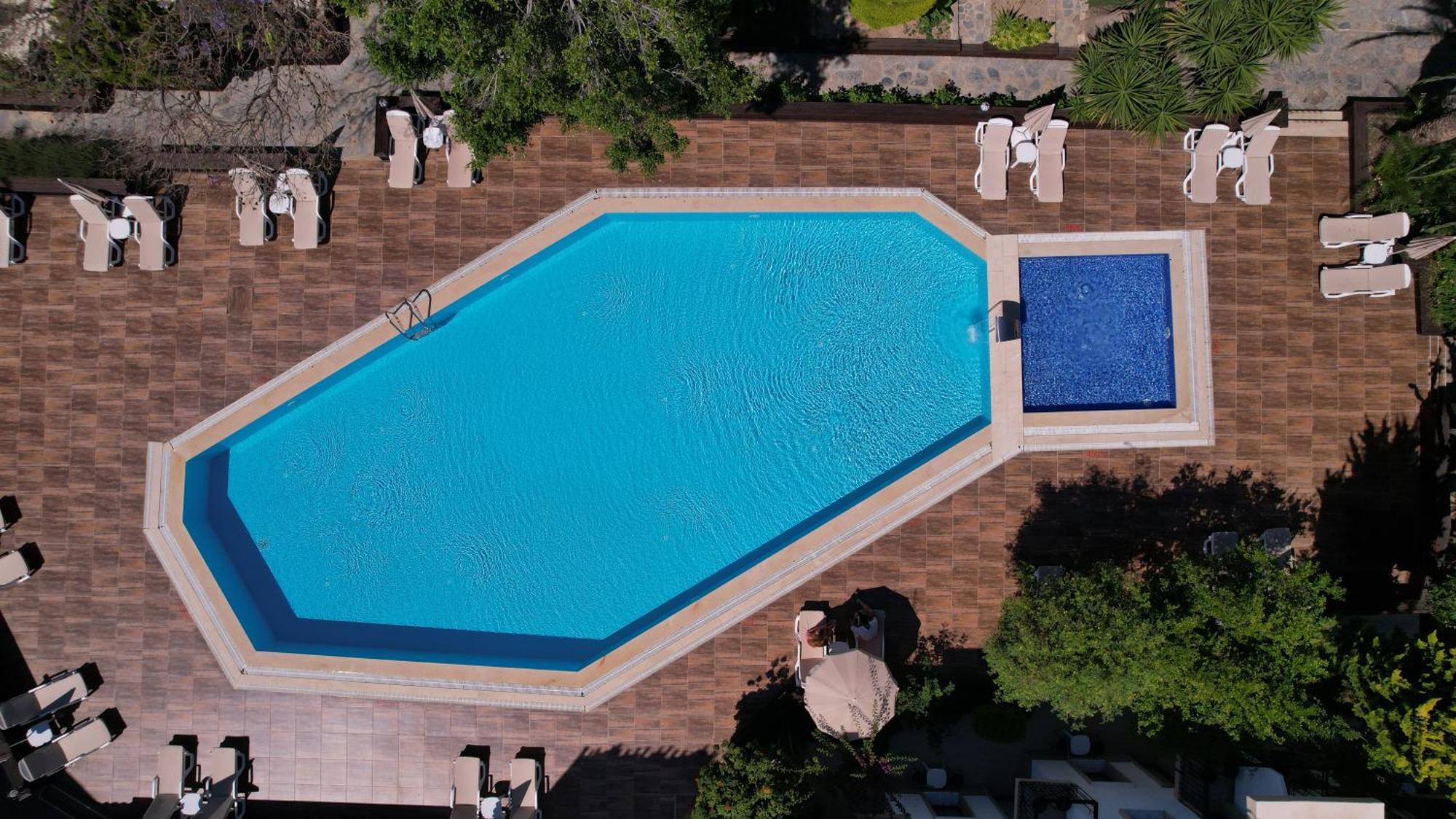 Flora Hotel 3*