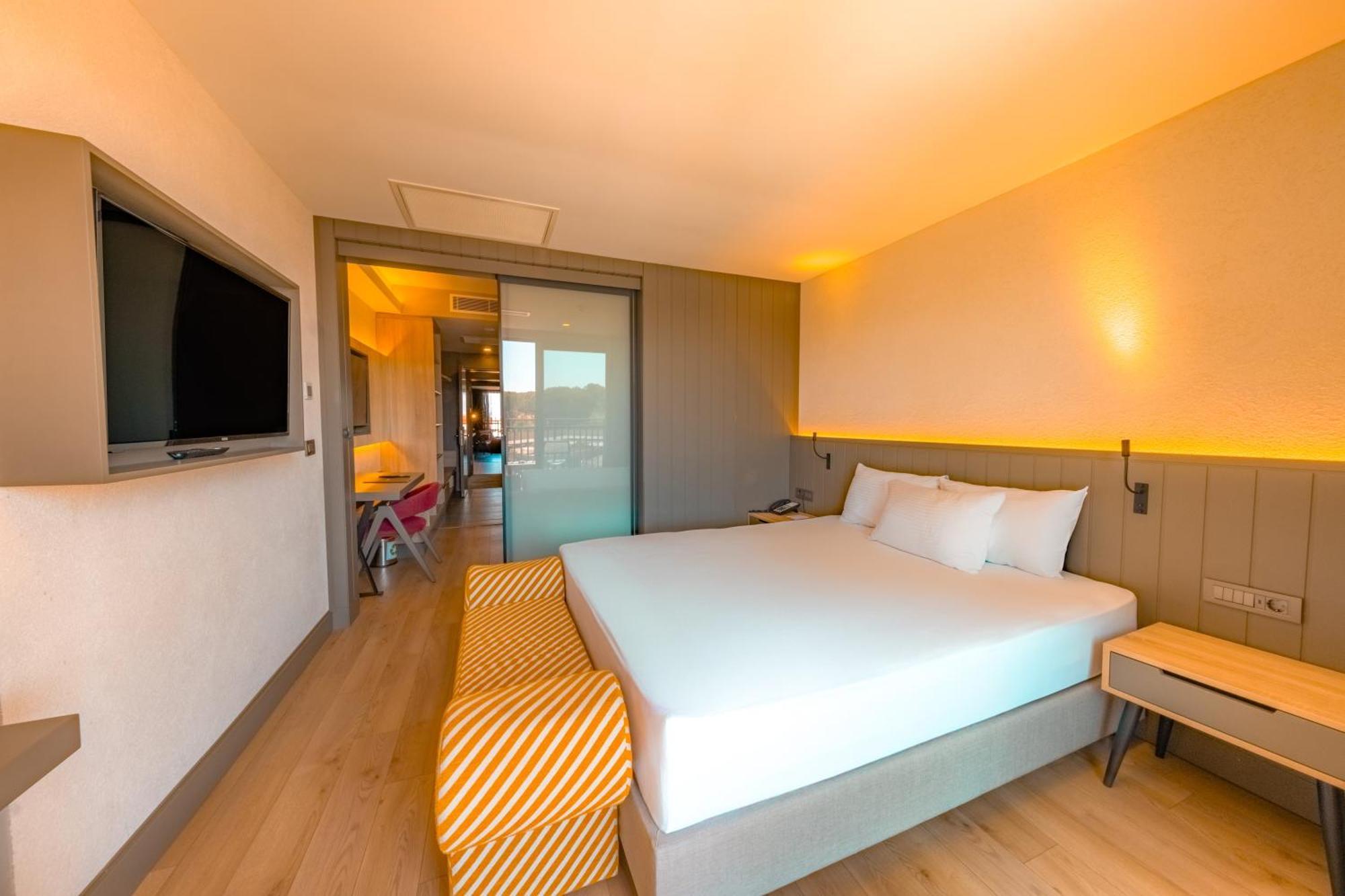 Hotel The X