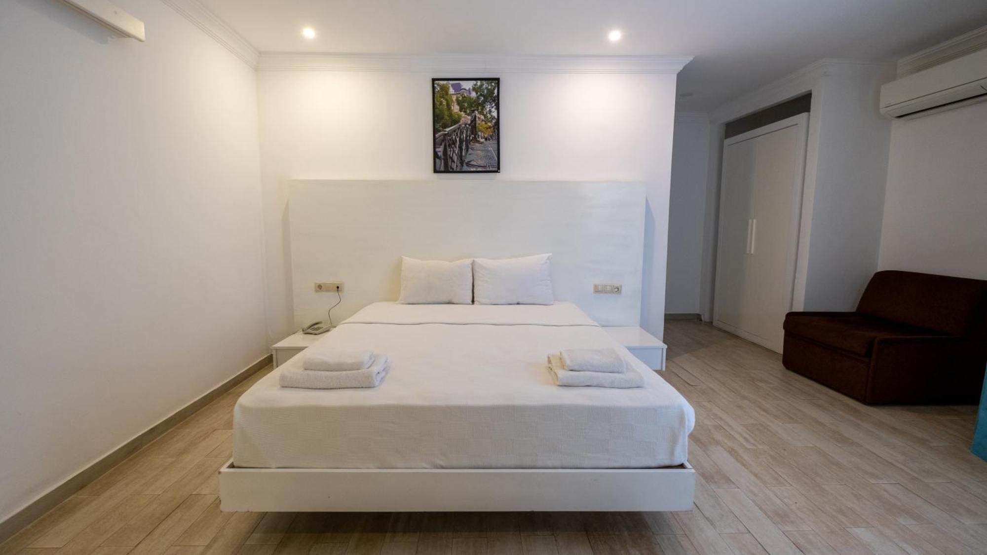 Flora Hotel 3*