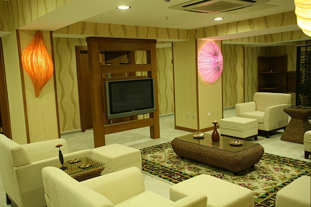 Latanya Palm & Airport