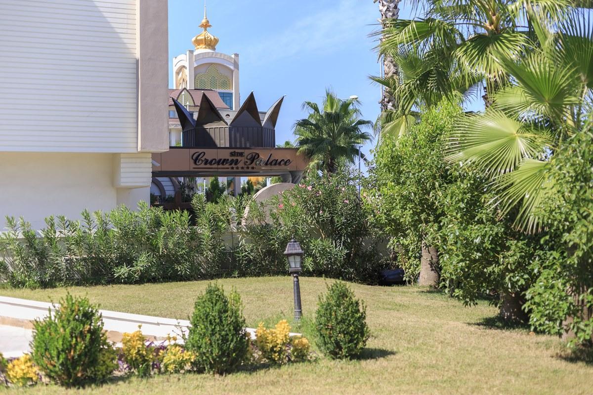 Crown Palace Ultra 5* Side