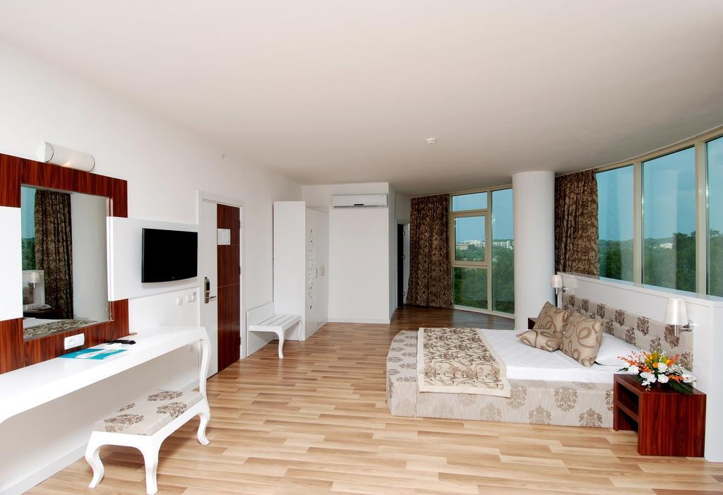 Hotel Maya World Side