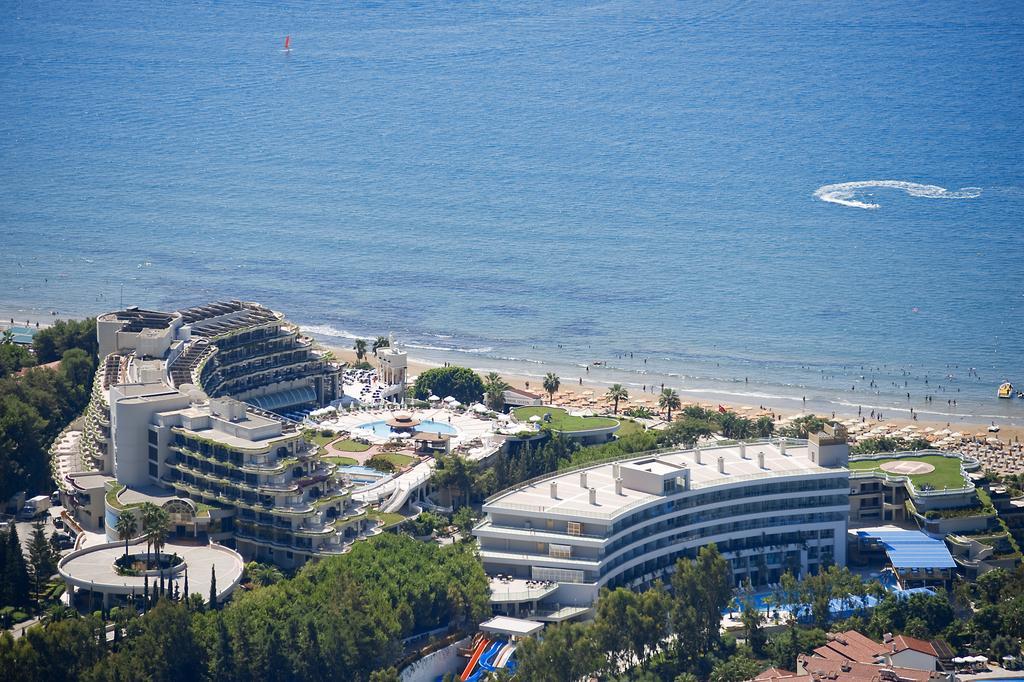 Resort Sunrise Queen Luxury Side