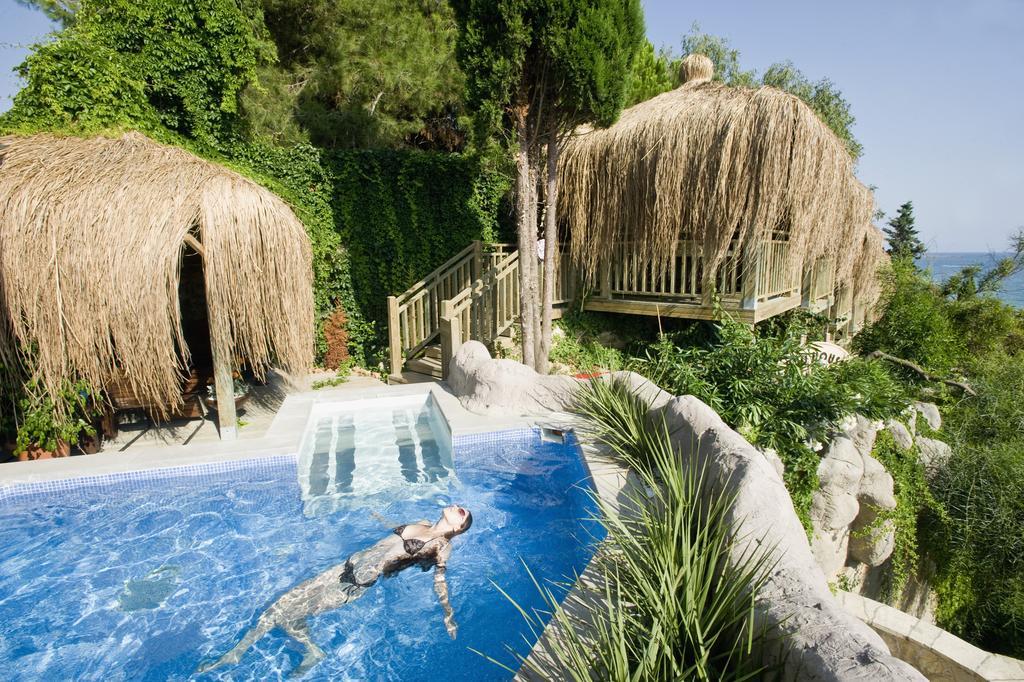 Resort Sunrise Queen Luxury Side