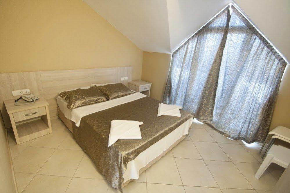 Flora Palm Hotel 4*