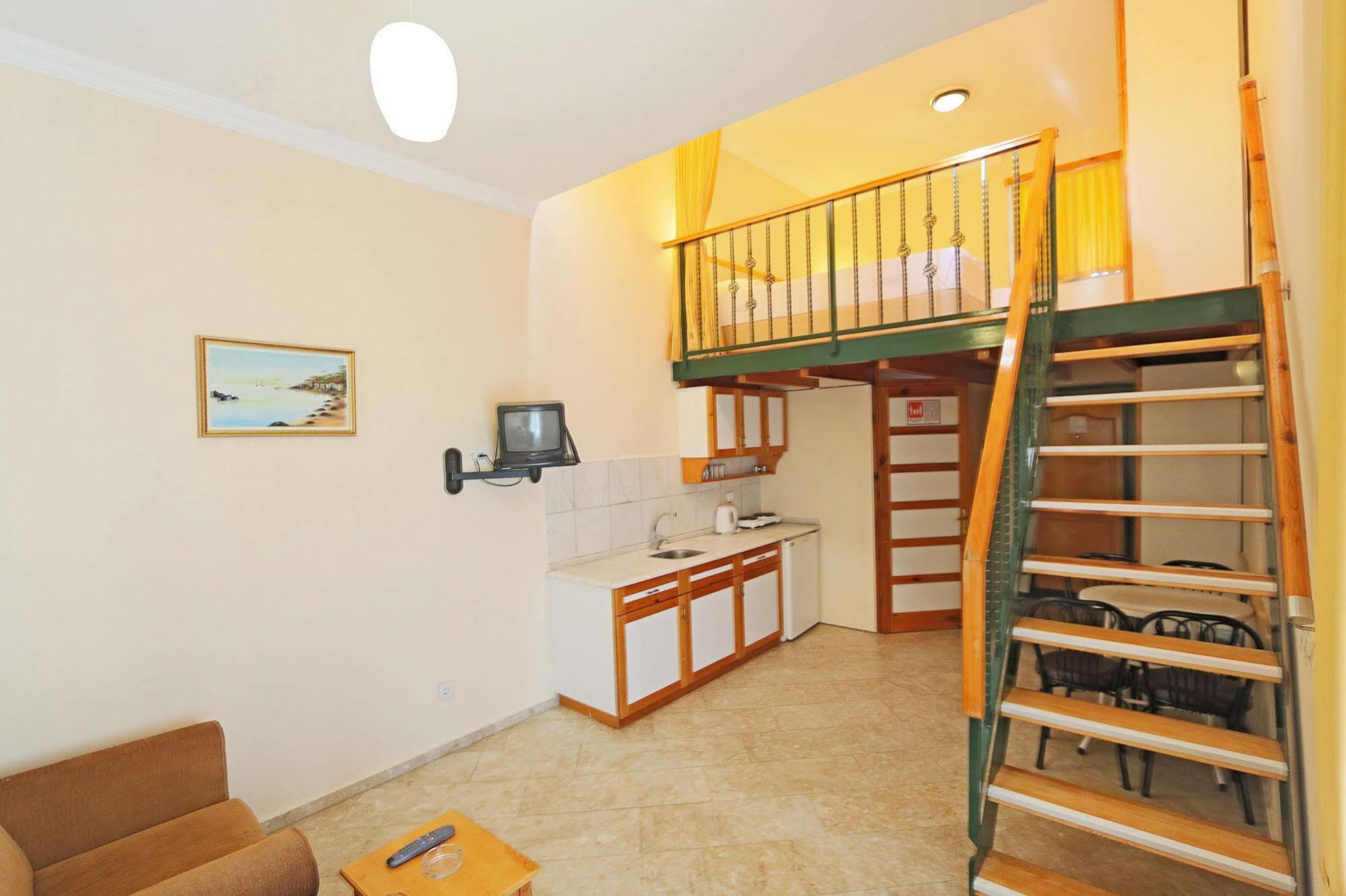 Aparthotel House 3*