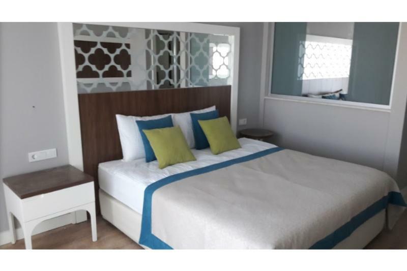 Crown Sunshine Ultra 5* Side