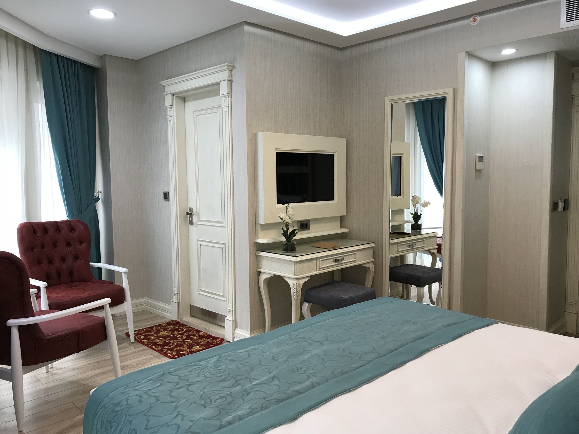 Novelty Hotel 5*