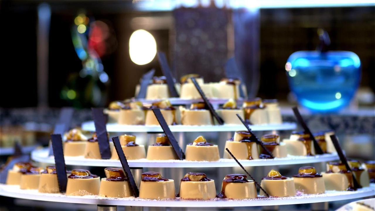Crown Palace Ultra 5* Side