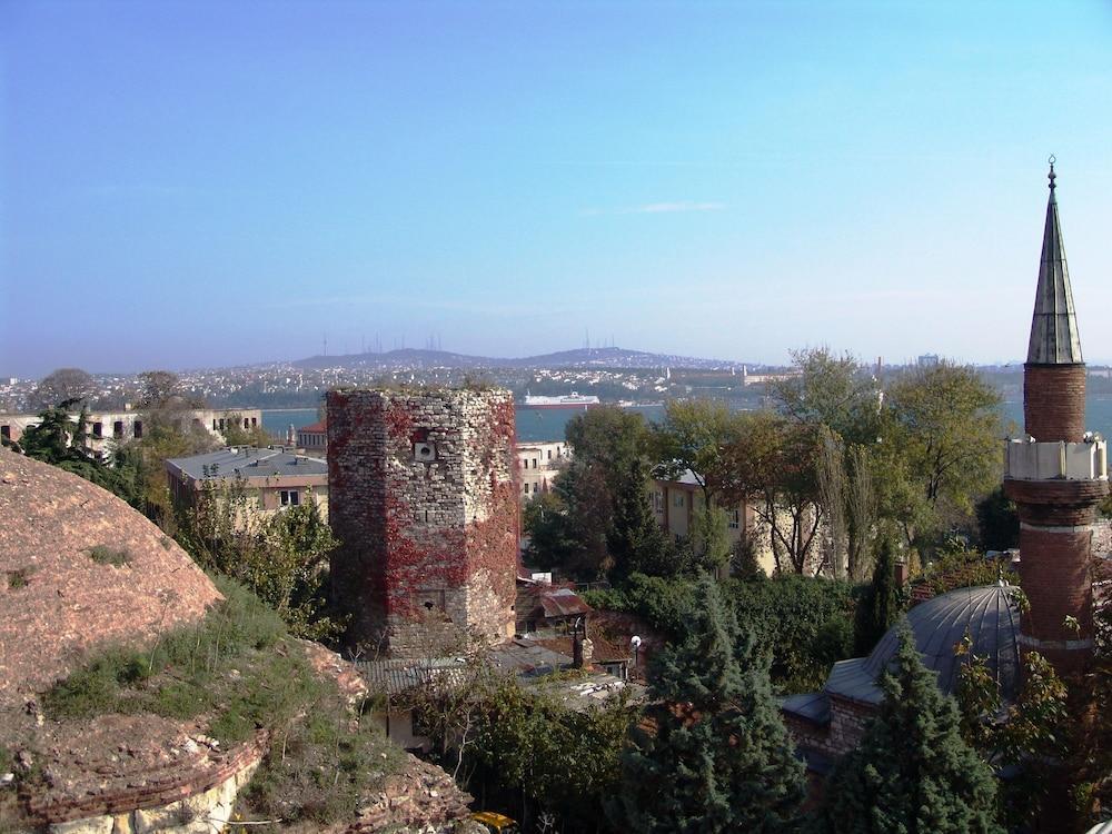 Hotel Empress Zoe 2*