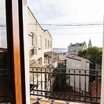 Beyoglu\'Nda 4+1 Ferah, Manzarali Tarihi Daire