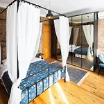 Beyoglu\'Nda 4+1 Ferah, Manzarali Tarihi Daire
