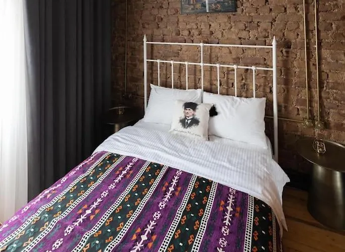 Beyoglu\'Nda 4+1 Ferah, Manzarali Tarihi Daire
