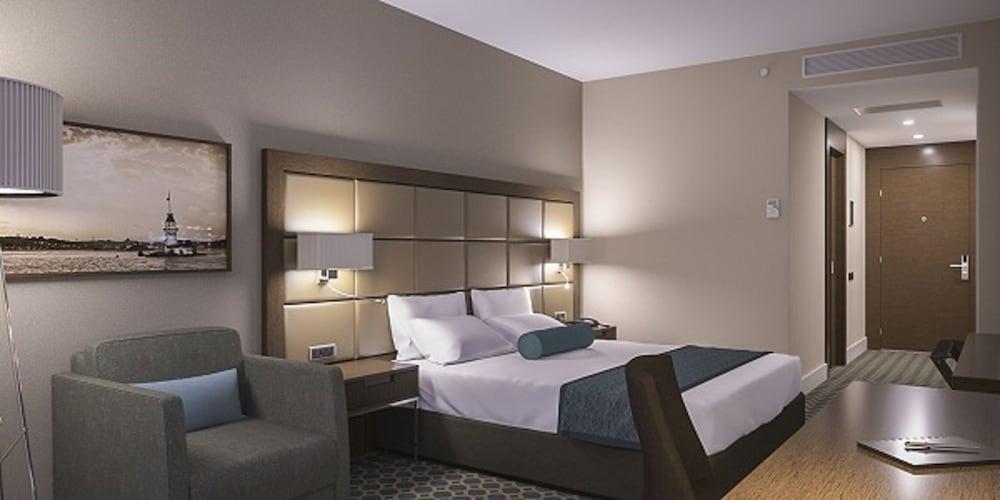 Mercure West & Convention Center Hotel