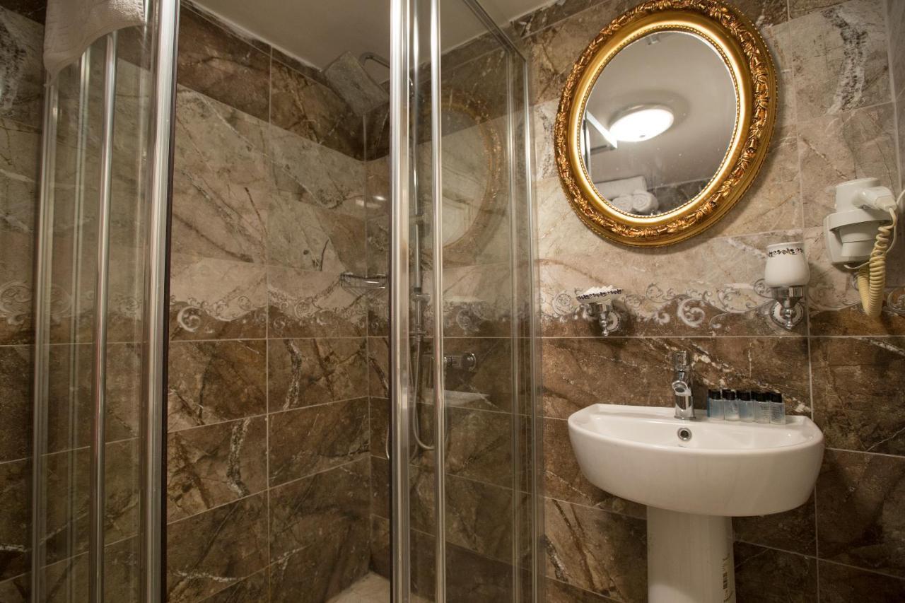 Queens Land Hotel