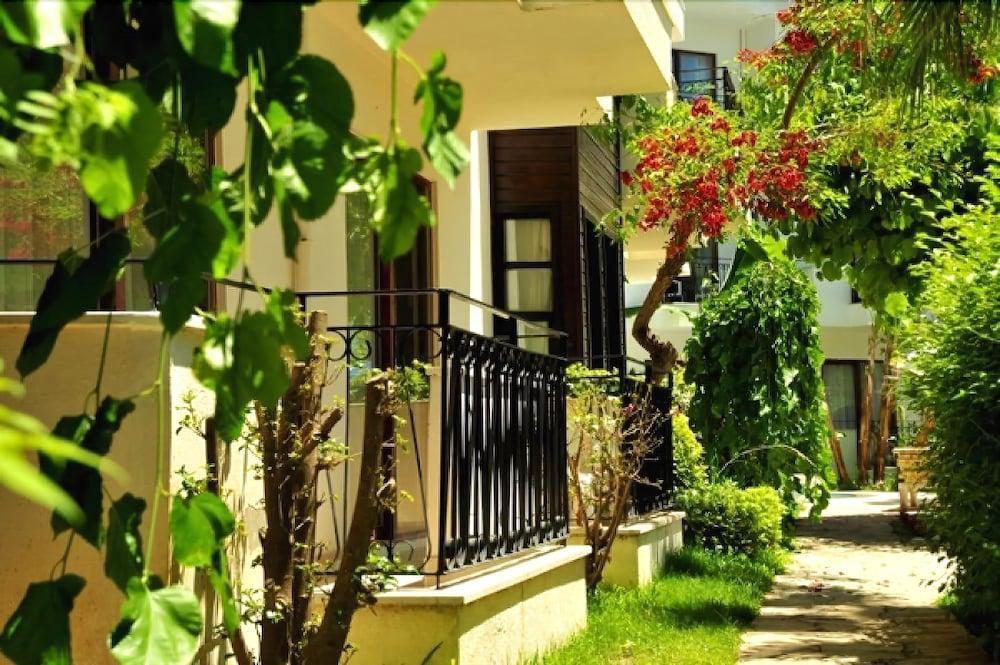 Aparthotel Lemas