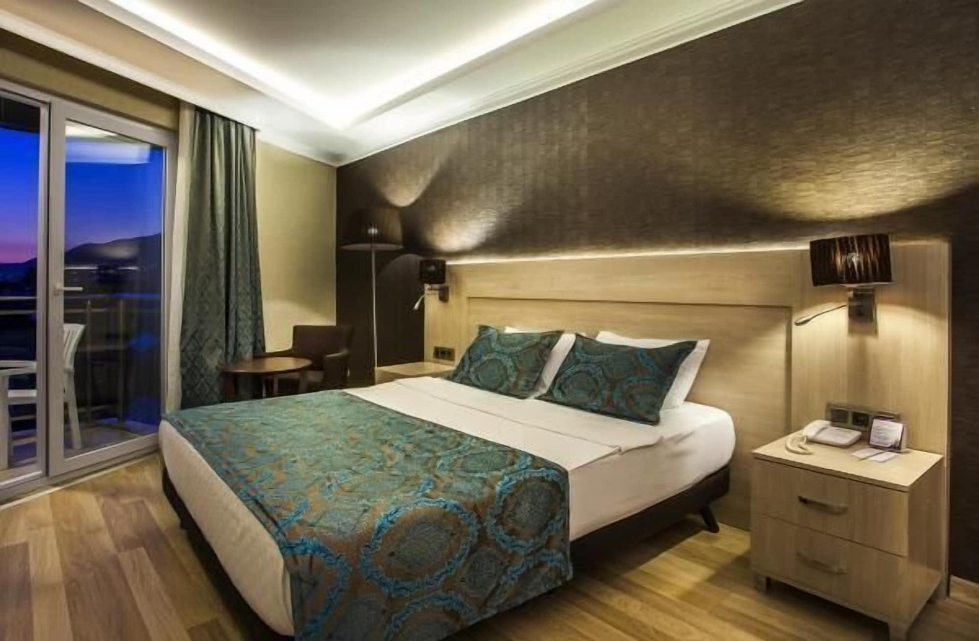 Parador Beach Hotel 3*