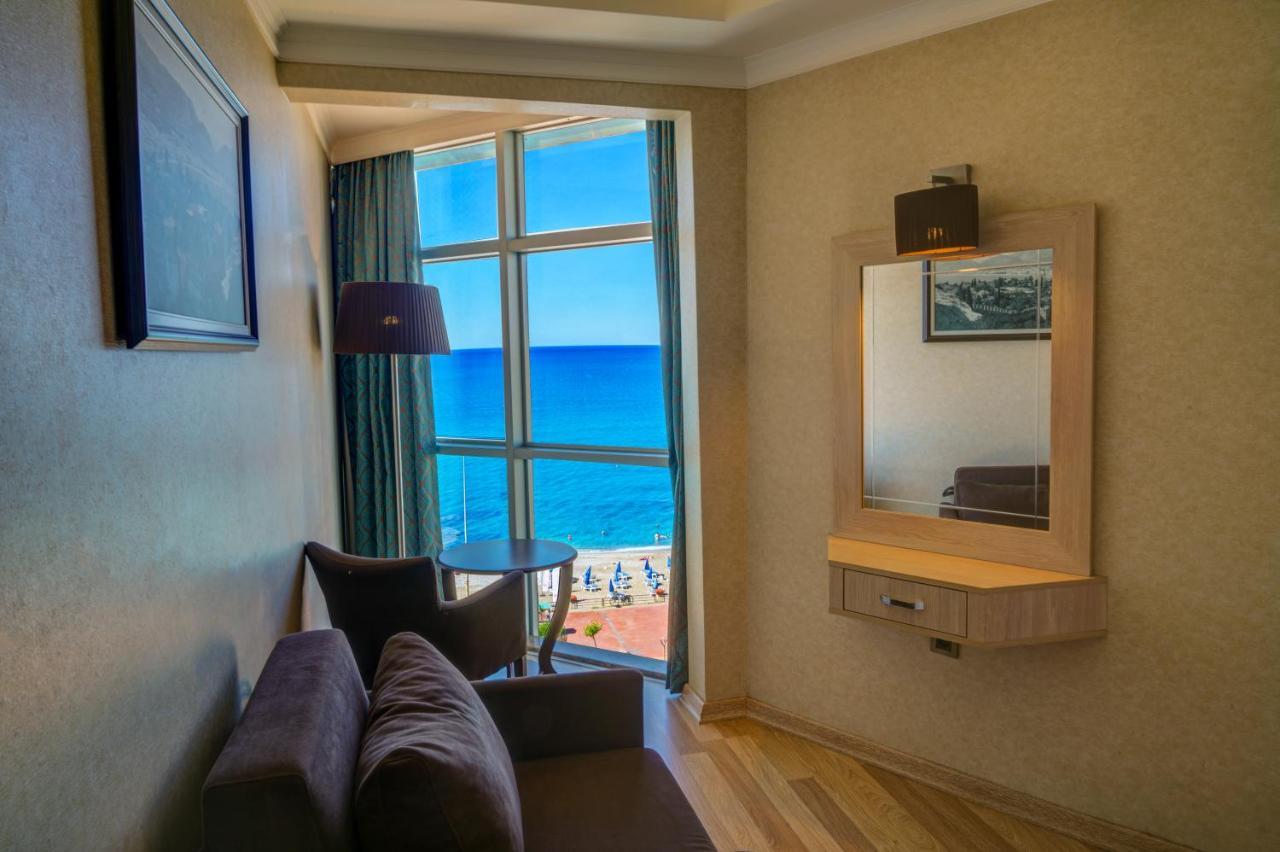 Parador Beach Hotel 3*
