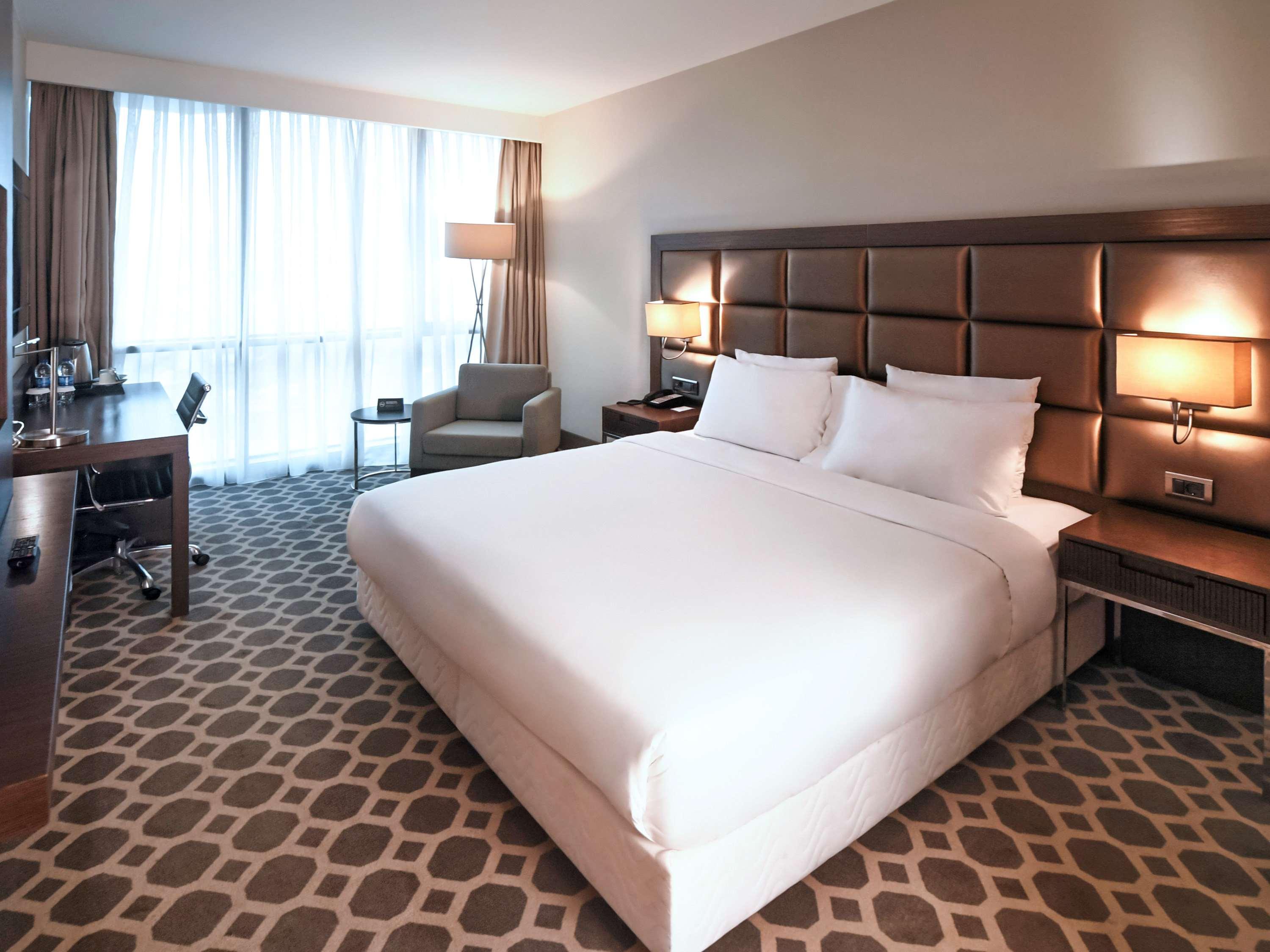 Mercure West & Convention Center Hotel 5*