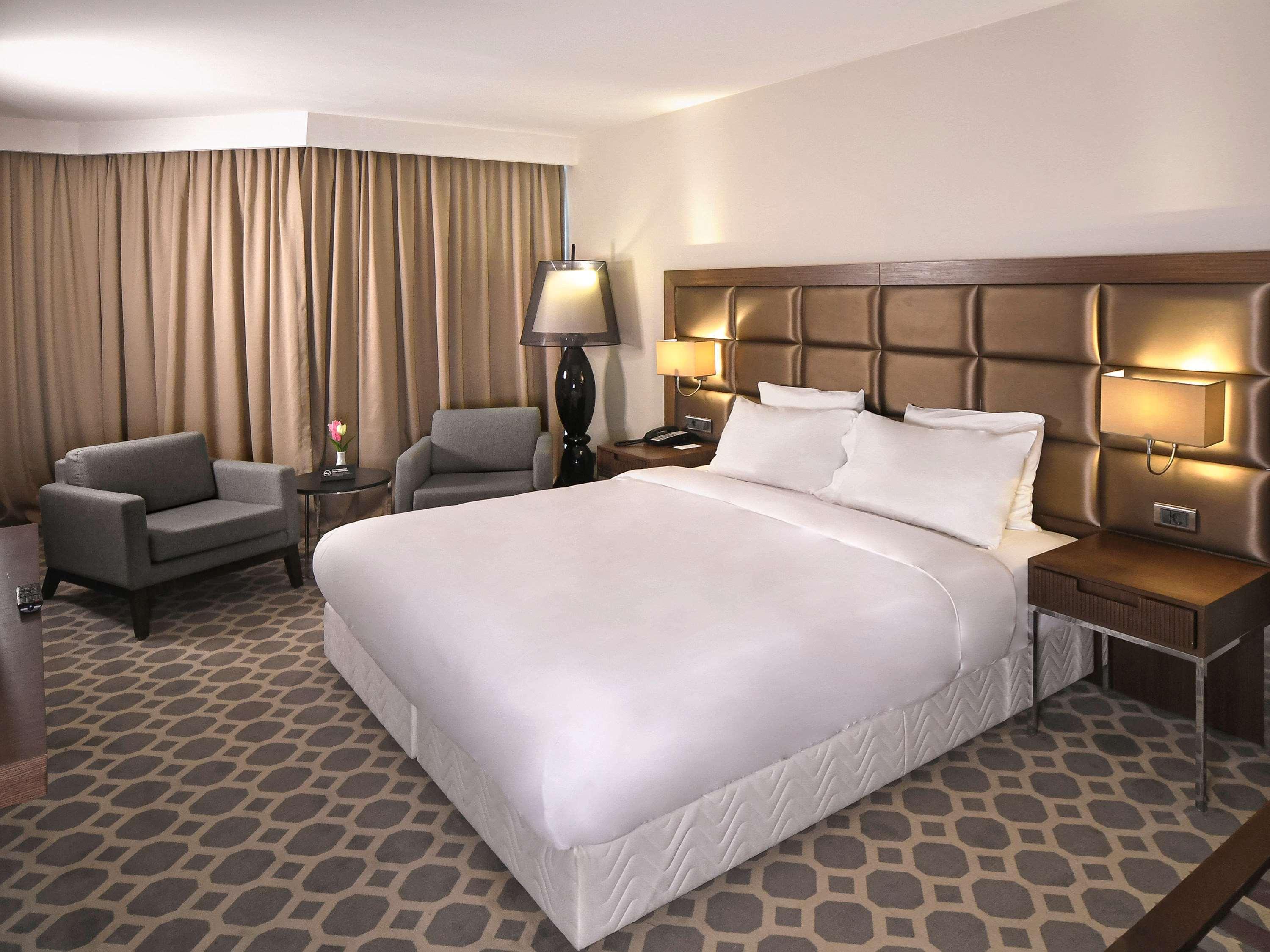 Mercure West & Convention Center 5*