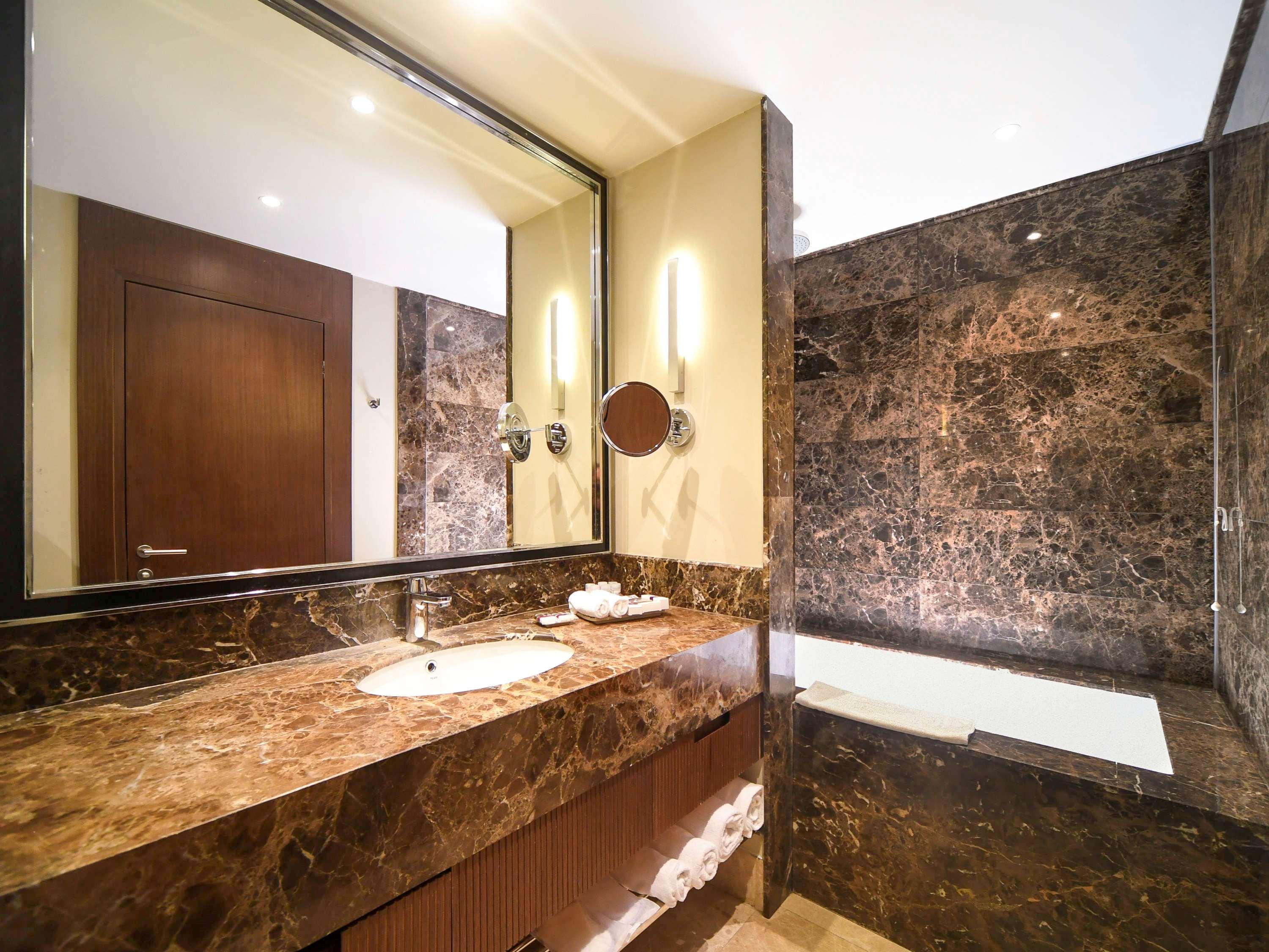 Mercure West & Convention Center 5*