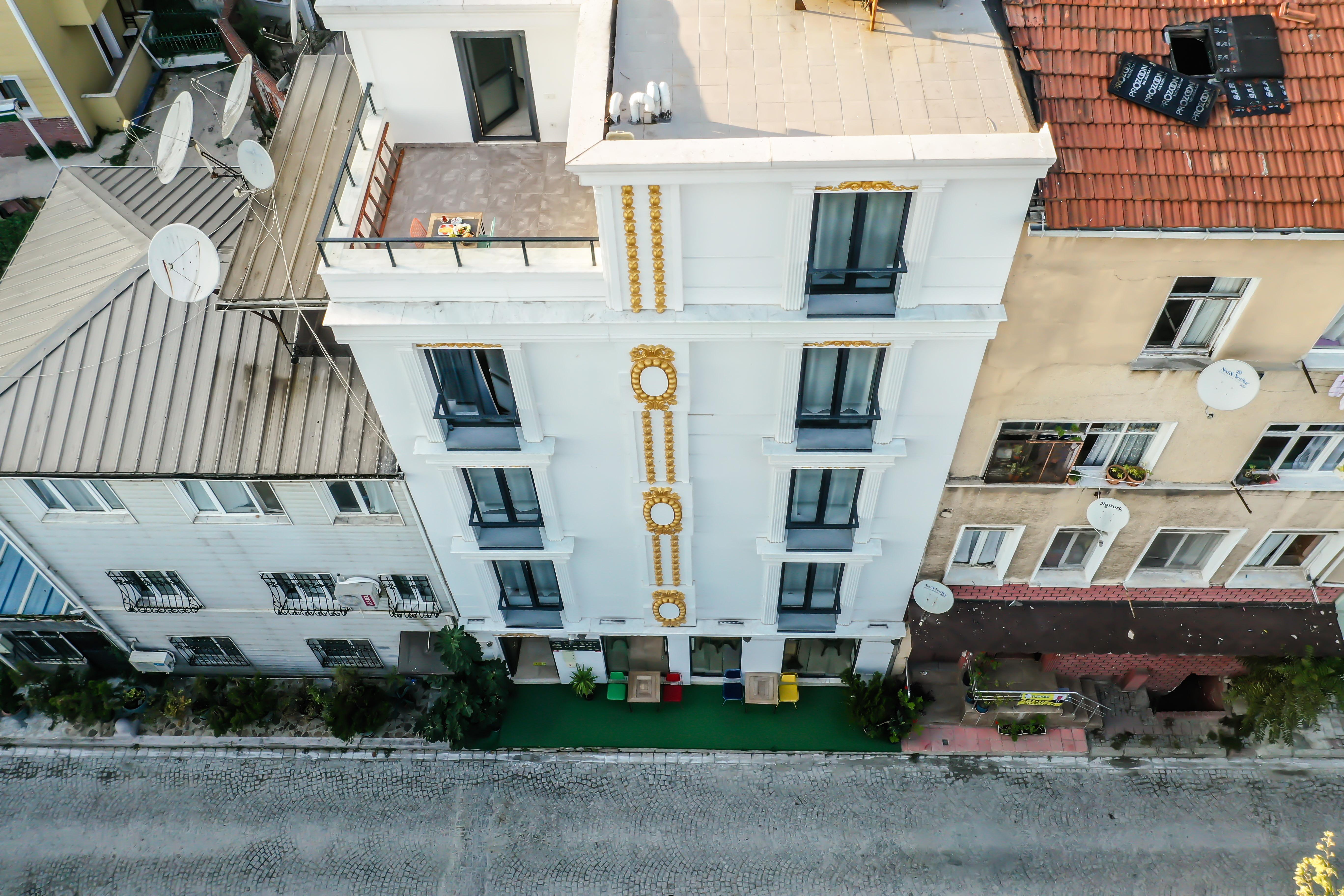 The Camelot Hotel 2*