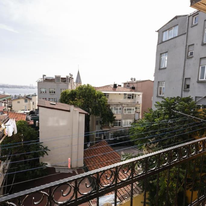 Beyoglu'nda 4+1 Ferah, Manzarali Tarihi Apartment Istanbul