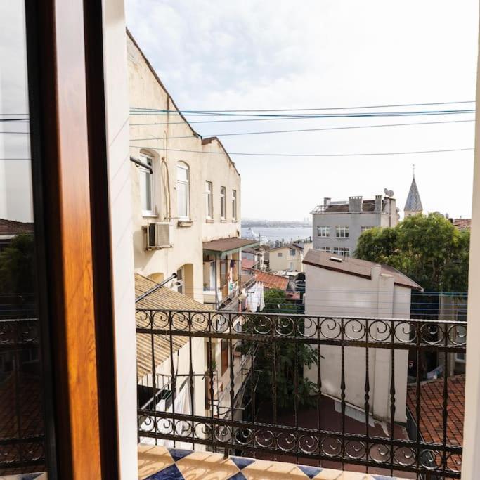 Beyoglu'nda 4+1 Ferah, Manzarali Tarihi Apartment