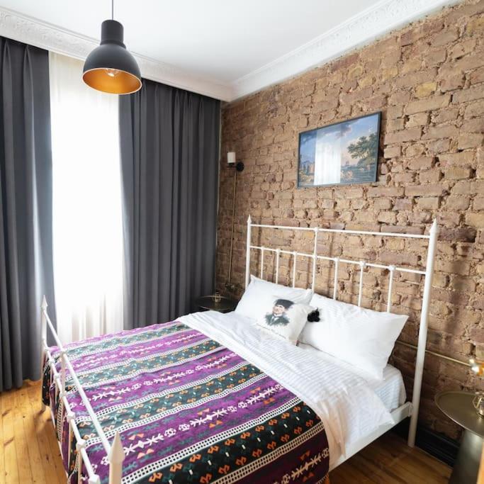 Beyoglu'nda 4+1 Ferah, Manzarali Tarihi Apartment *