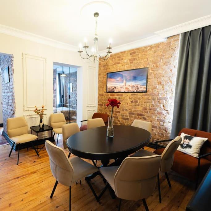 Beyoglu'nda 4+1 Ferah, Manzarali Tarihi Apartment Istanbul