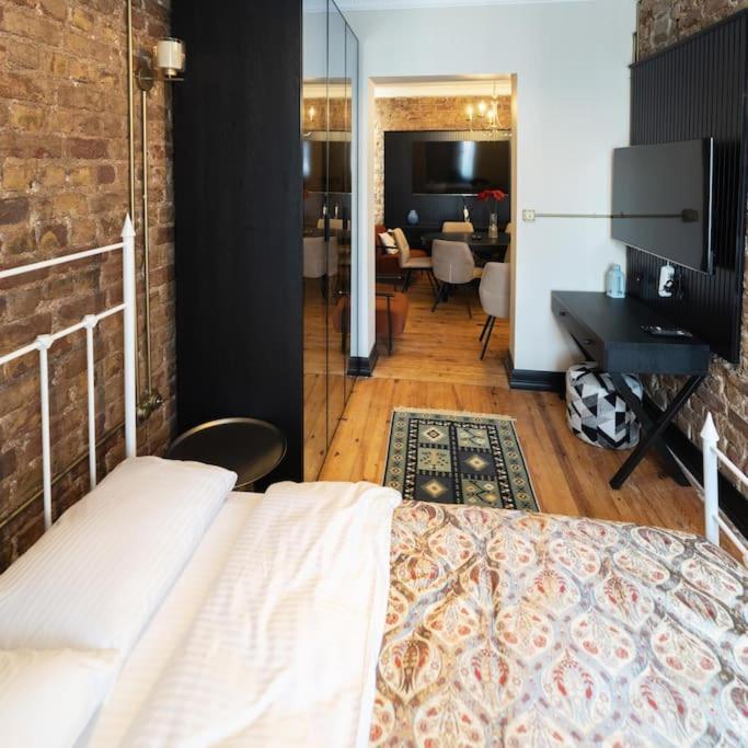 Beyoglu'nda 4+1 Ferah, Manzarali Tarihi Apartment