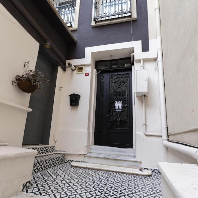 Beyoglu'nda 4+1 Ferah, Manzarali Tarihi Apartment *