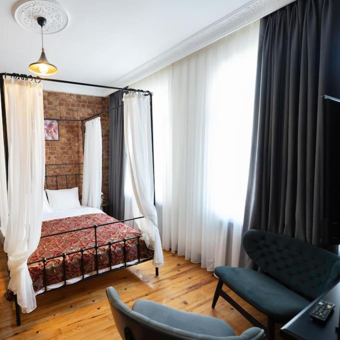 Beyoglu'nda 4+1 Ferah, Manzarali Tarihi Apartment Istanbul