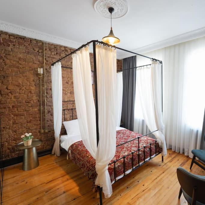 Beyoglu'nda 4+1 Ferah, Manzarali Tarihi * Istanbul