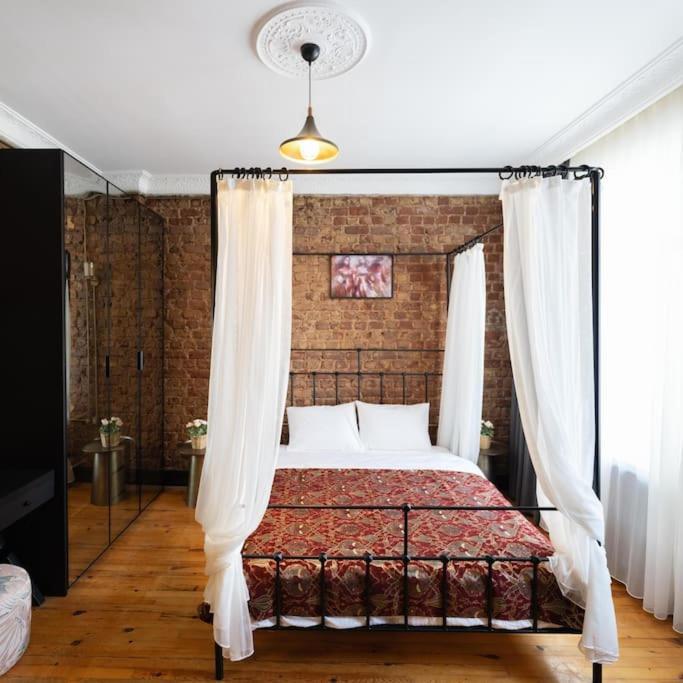 Apartment Beyoglu'nda 4+1 Ferah, Manzarali Tarihi
