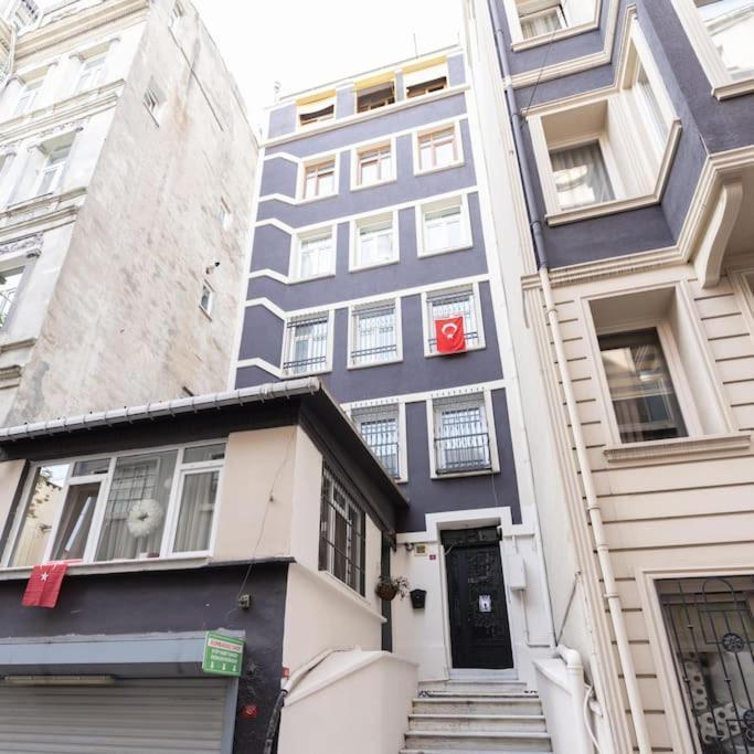 Beyoglu'nda 4+1 Ferah, Manzarali Tarihi