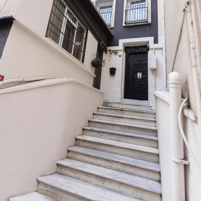 Beyoglu'nda 4+1 Ferah, Manzarali Tarihi Apartment Istanbul