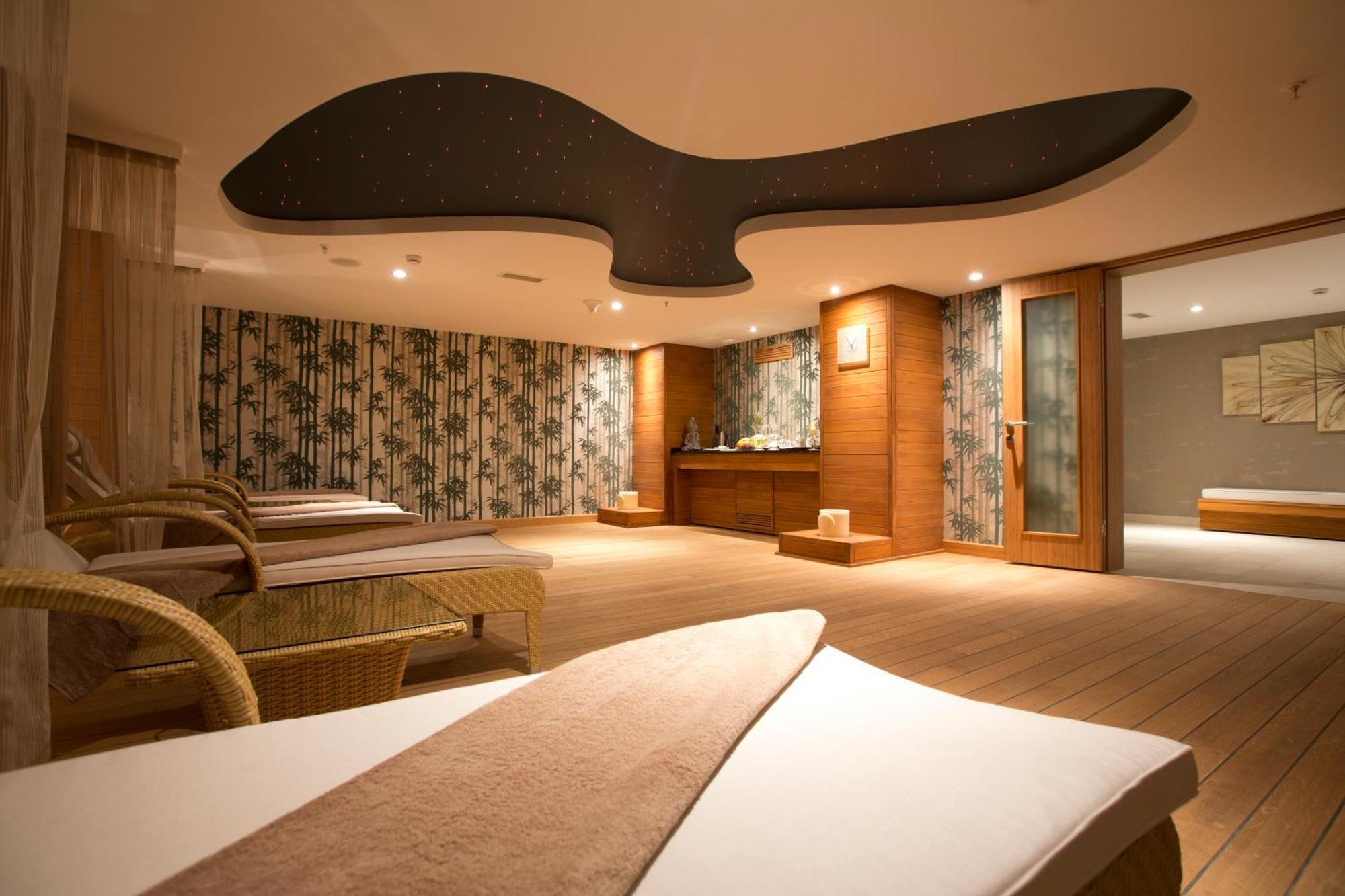 Hotel Miracle Airport & 5*