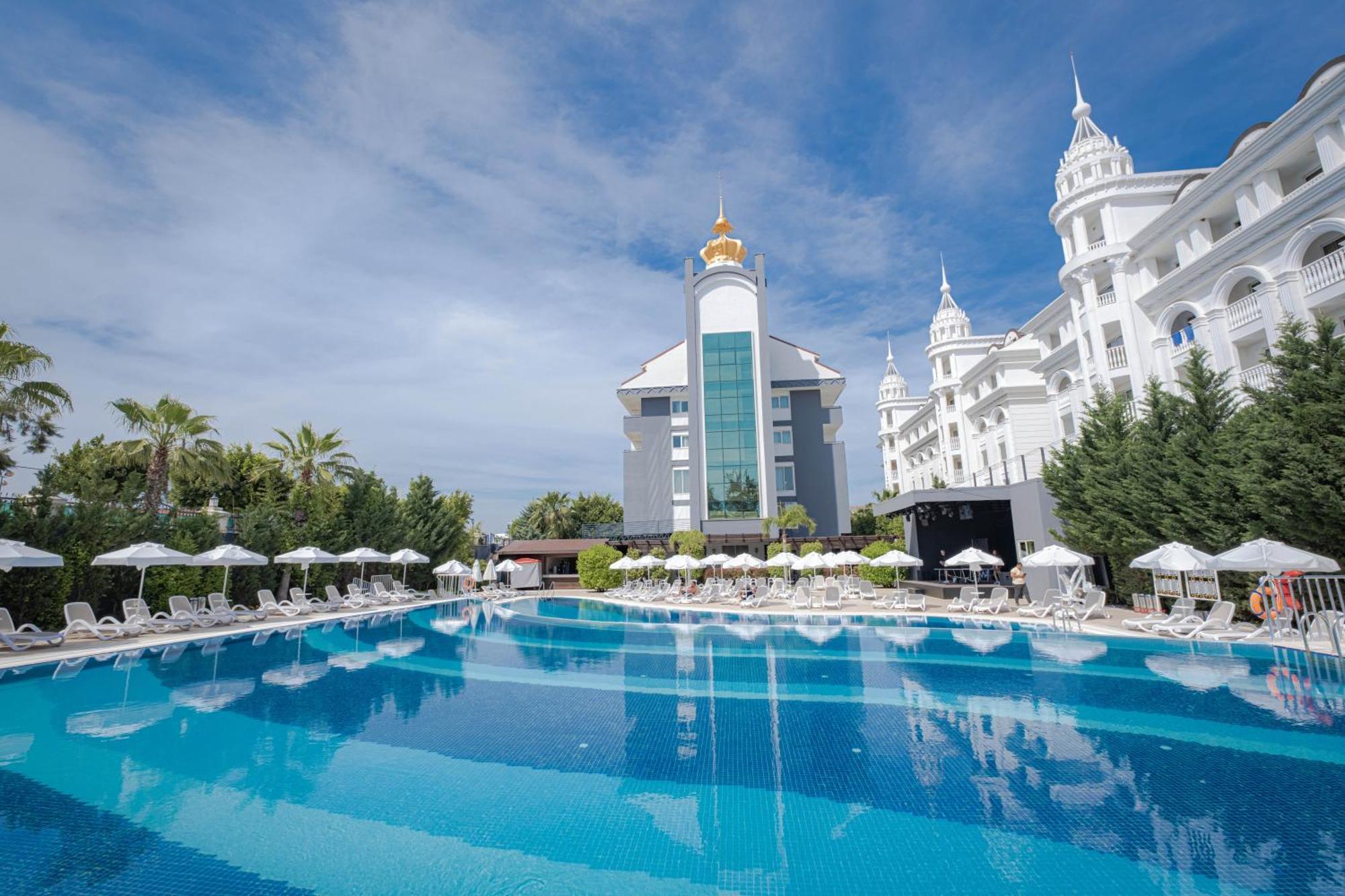 Well Palace Hotel Side