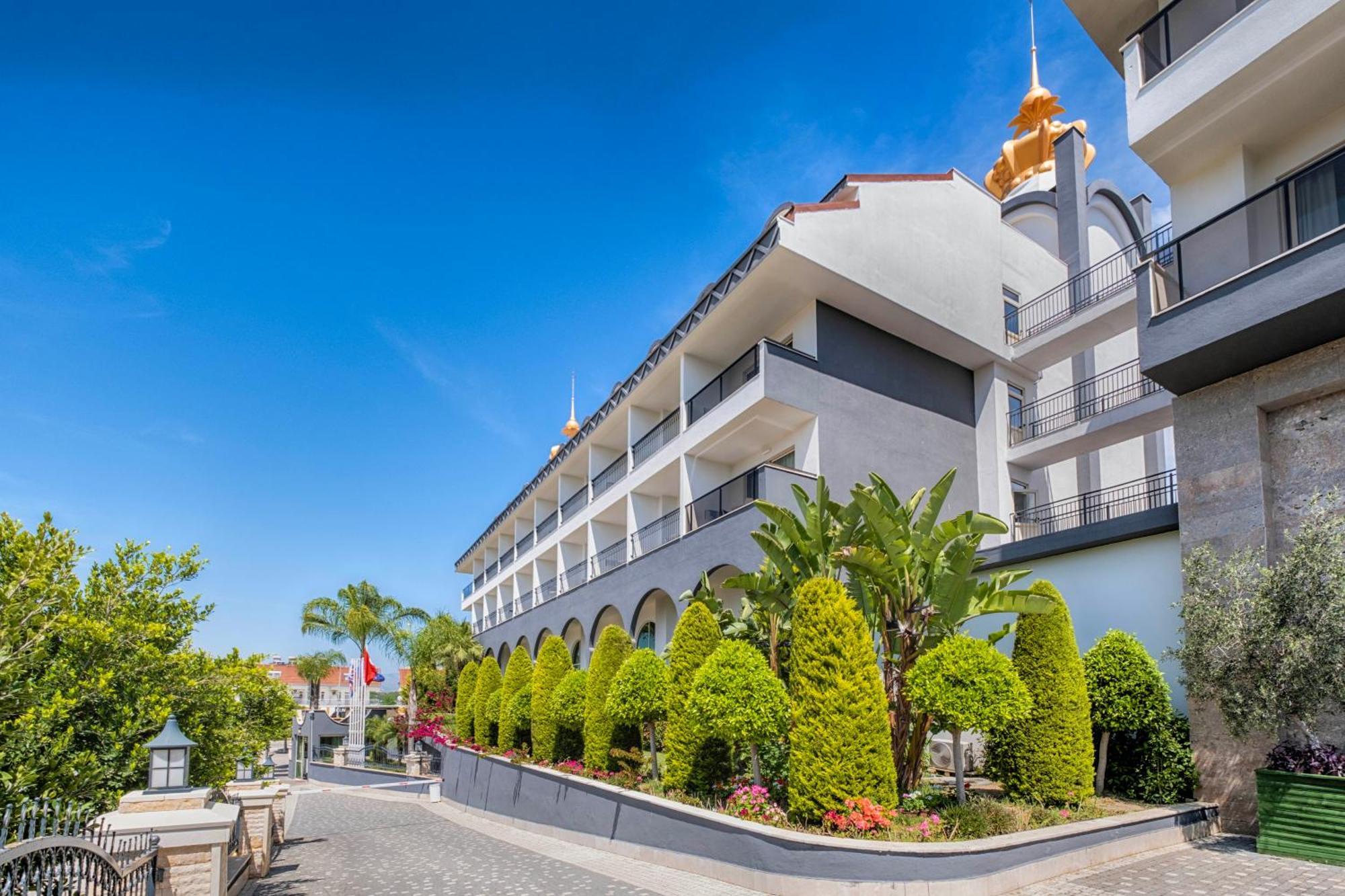 Well Palace Hotel Side