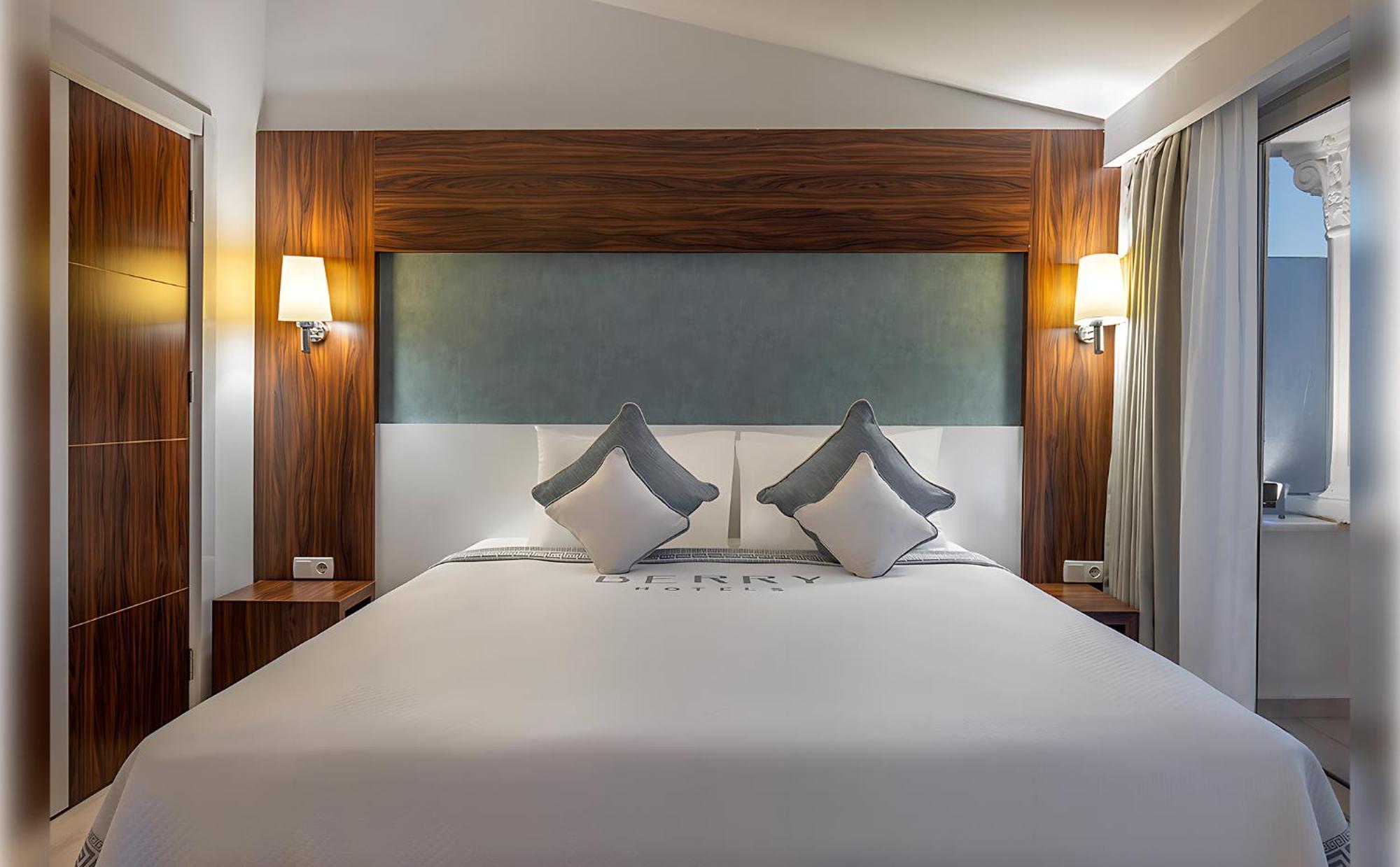 Hotel Berry Blue Side