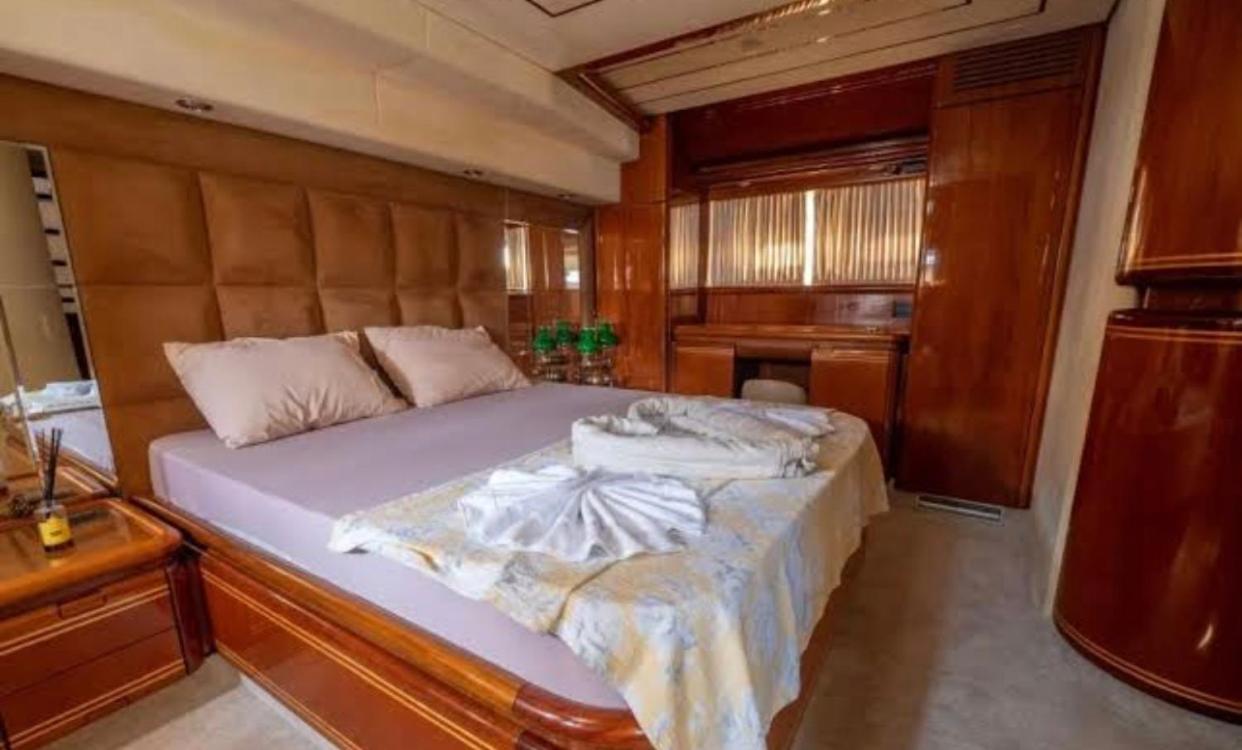 Botel Hans Beys Yatch *