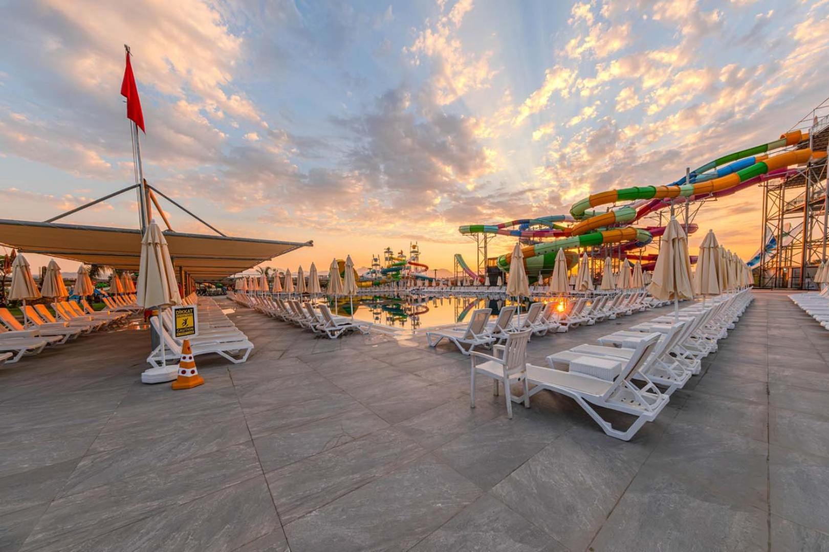 Dream Fun World Hotel Side