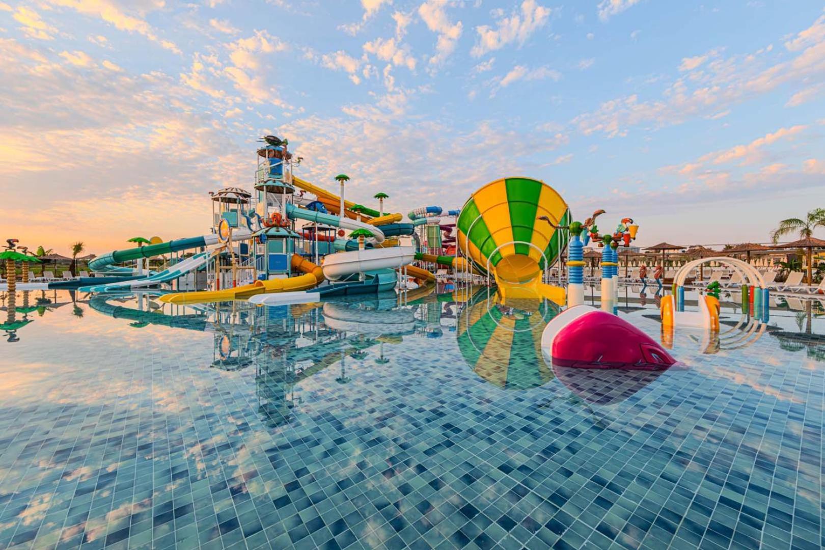 Dream Fun World Side