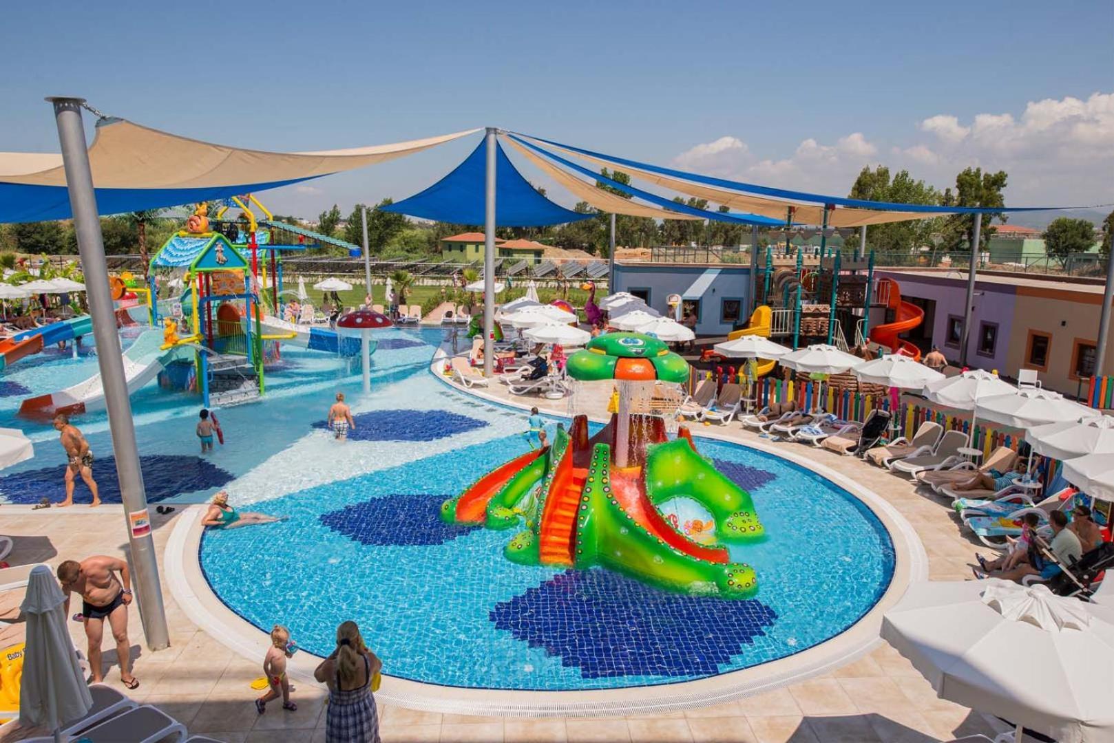 Dream World Aqua Hotel Side