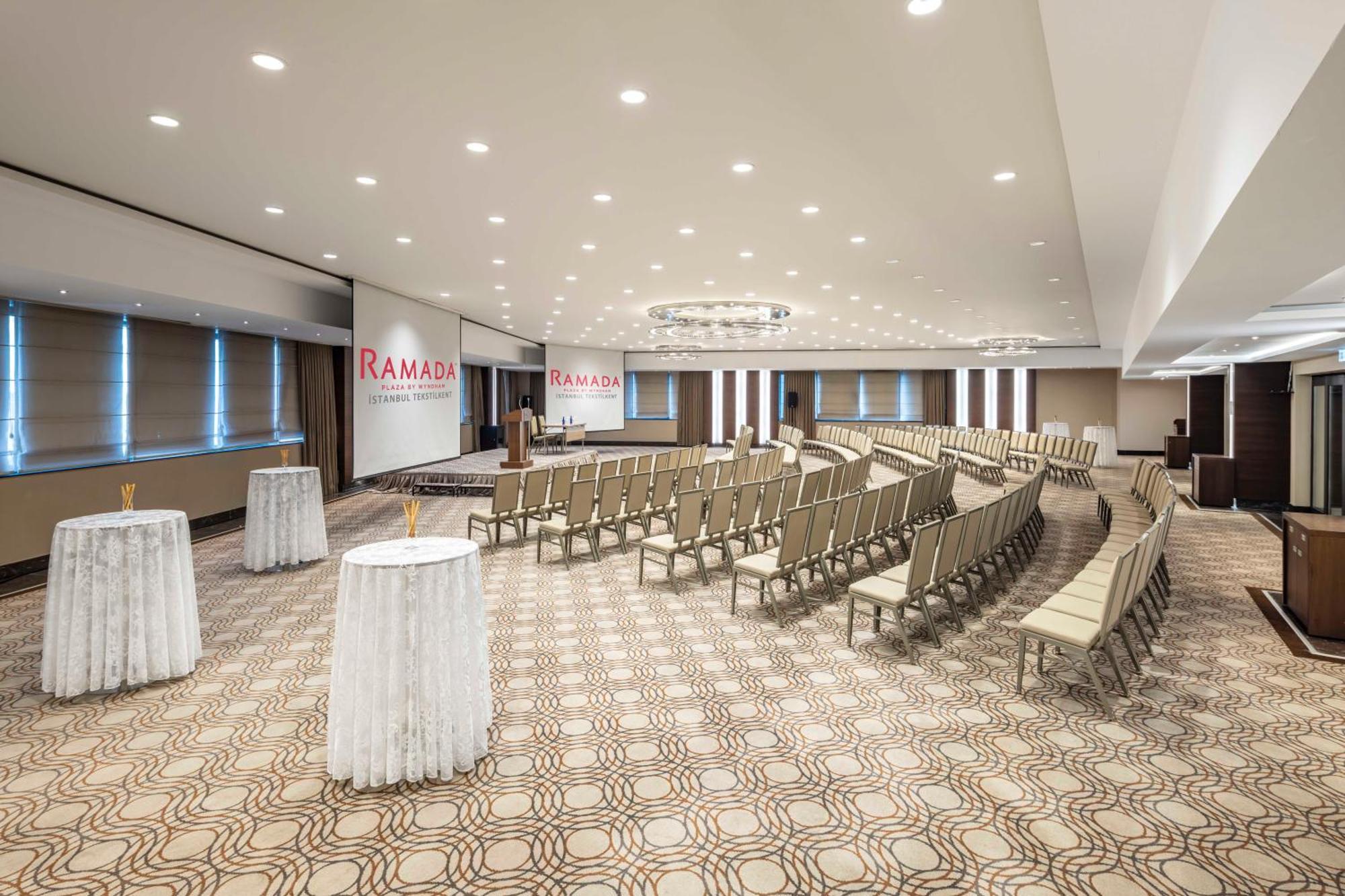 Hotel Ramada Plaza By Wyndham Tekstilkent